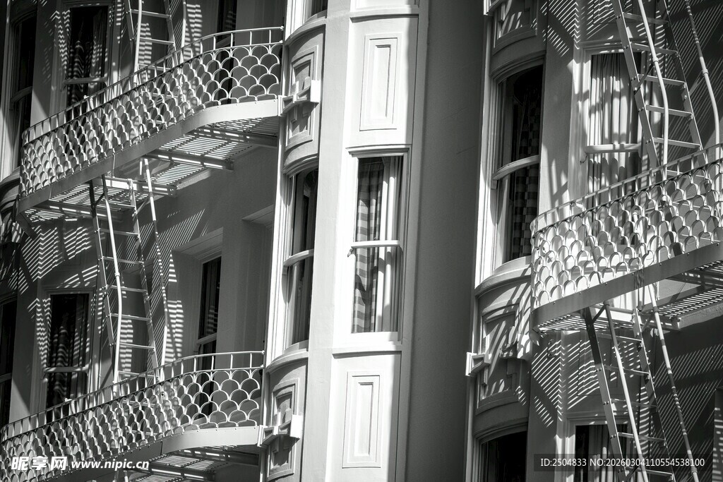 复古建筑的铁艺楼梯景观