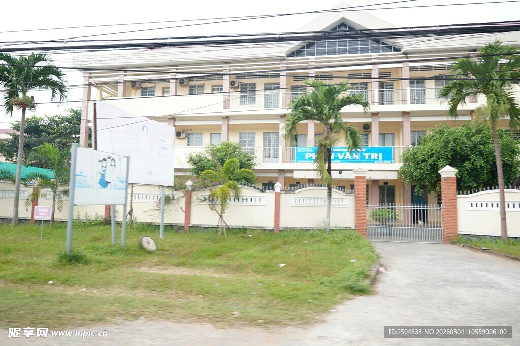 多层建筑前的开阔道路