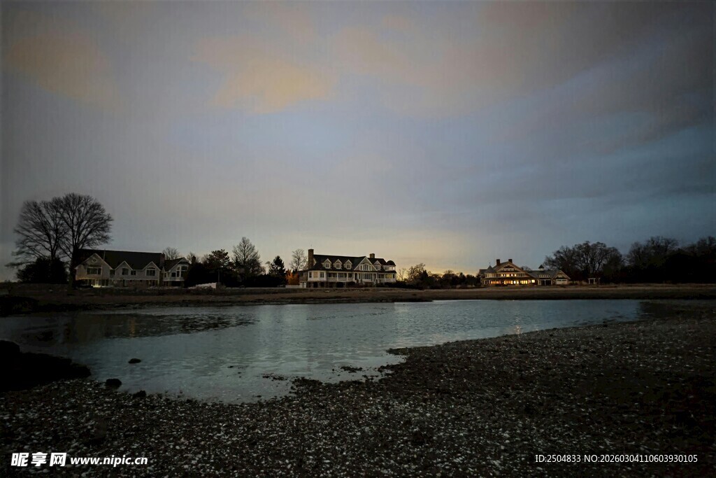 黄昏湖畔静谧风景