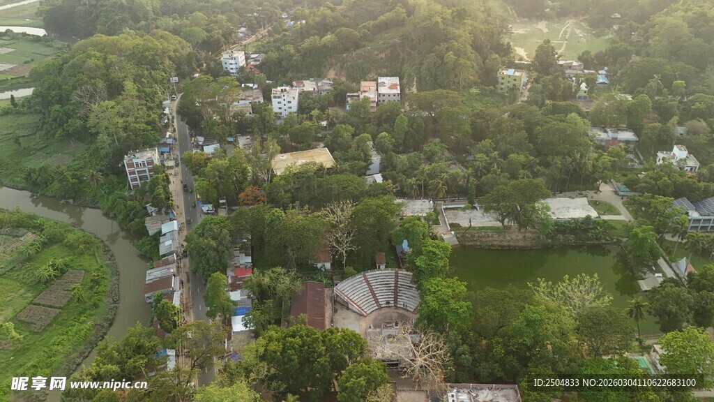 俯瞰绿意盎然的村落