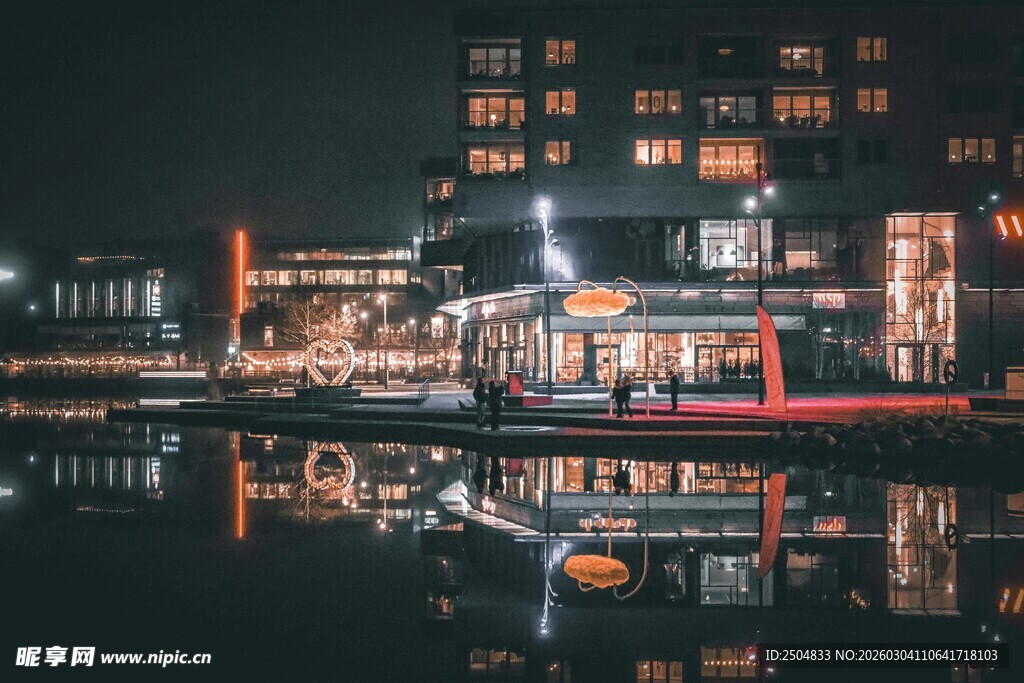 城市夜景倒影中的璀璨灯火