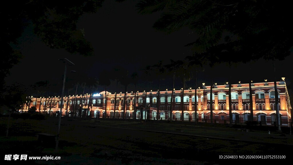 夜晚璀璨灯光下的建筑景观