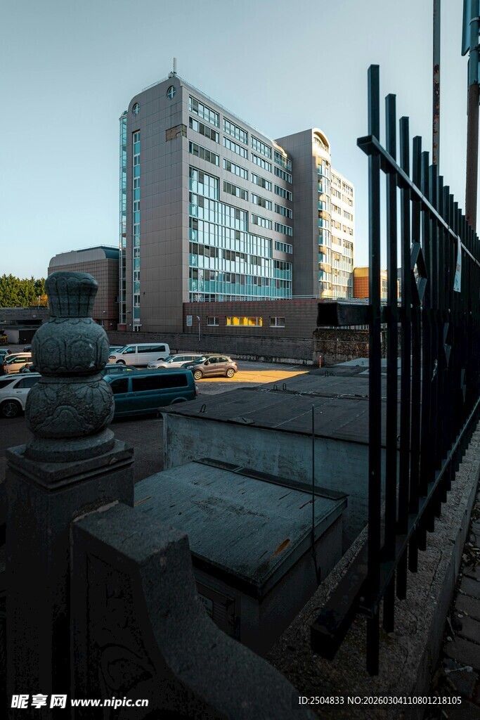 城市建筑与围栏景观
