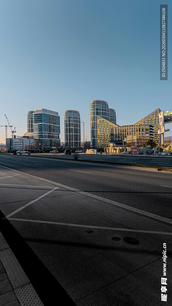 城市道路与远处建筑群