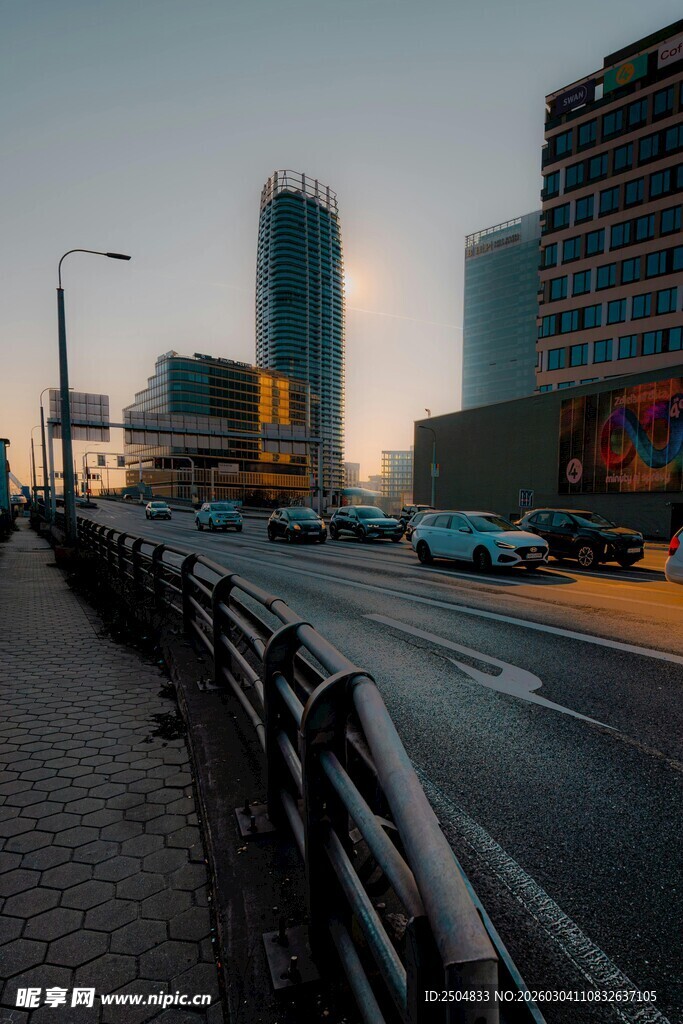 城市街道傍晚景象