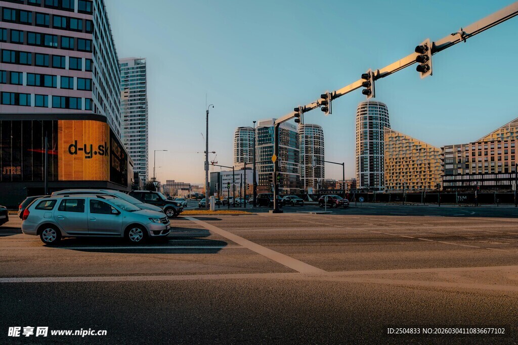 城市街道中的车辆与交通灯