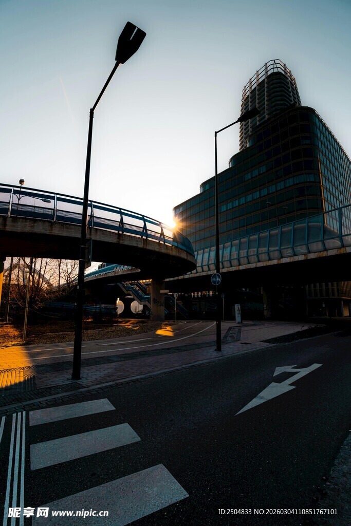 城市黄昏下的过街天桥景象