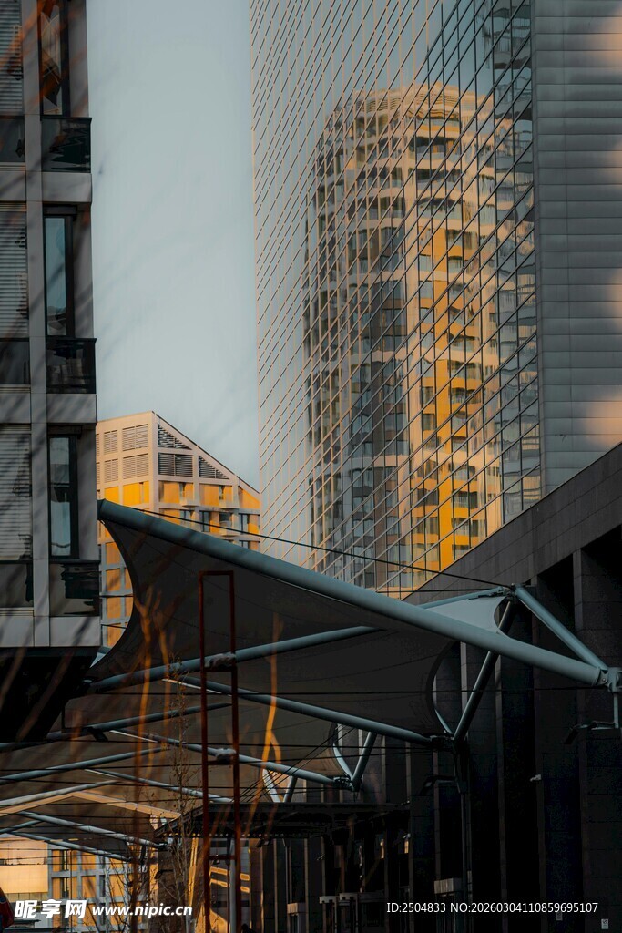 都市黄昏下的高楼景致