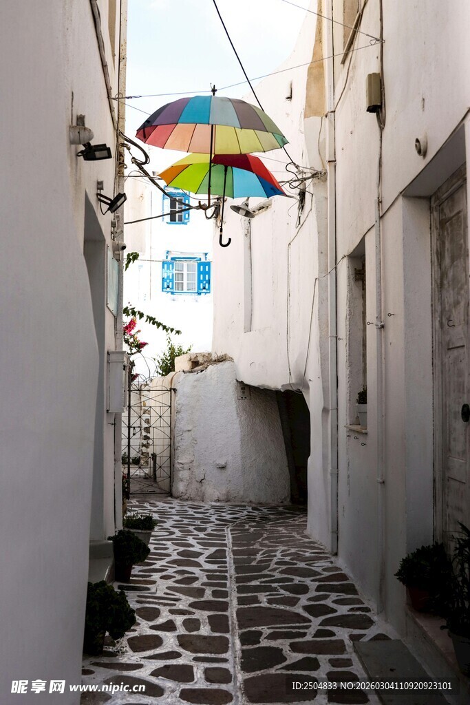 彩色伞装点的白色小巷