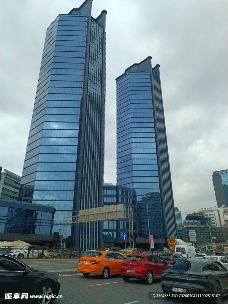 现代双子摩天大楼景观