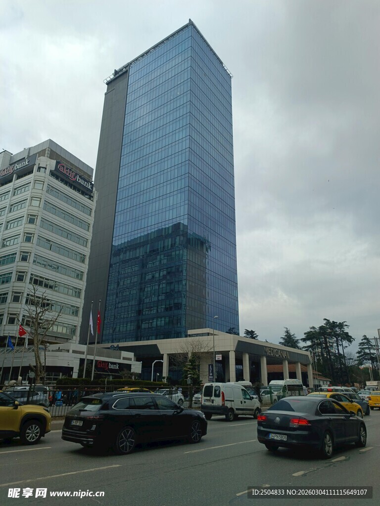 城市中高耸的现代化办公楼