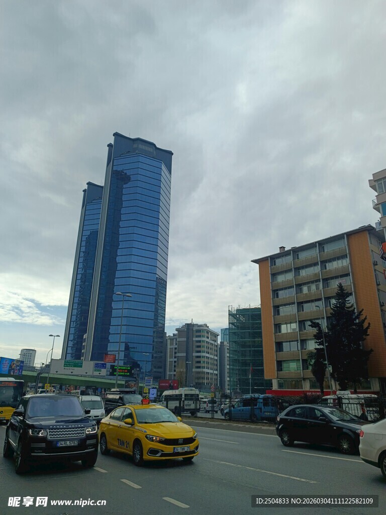 城市街道高楼与行驶车辆