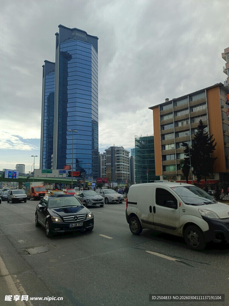 城市街道繁忙交通景象