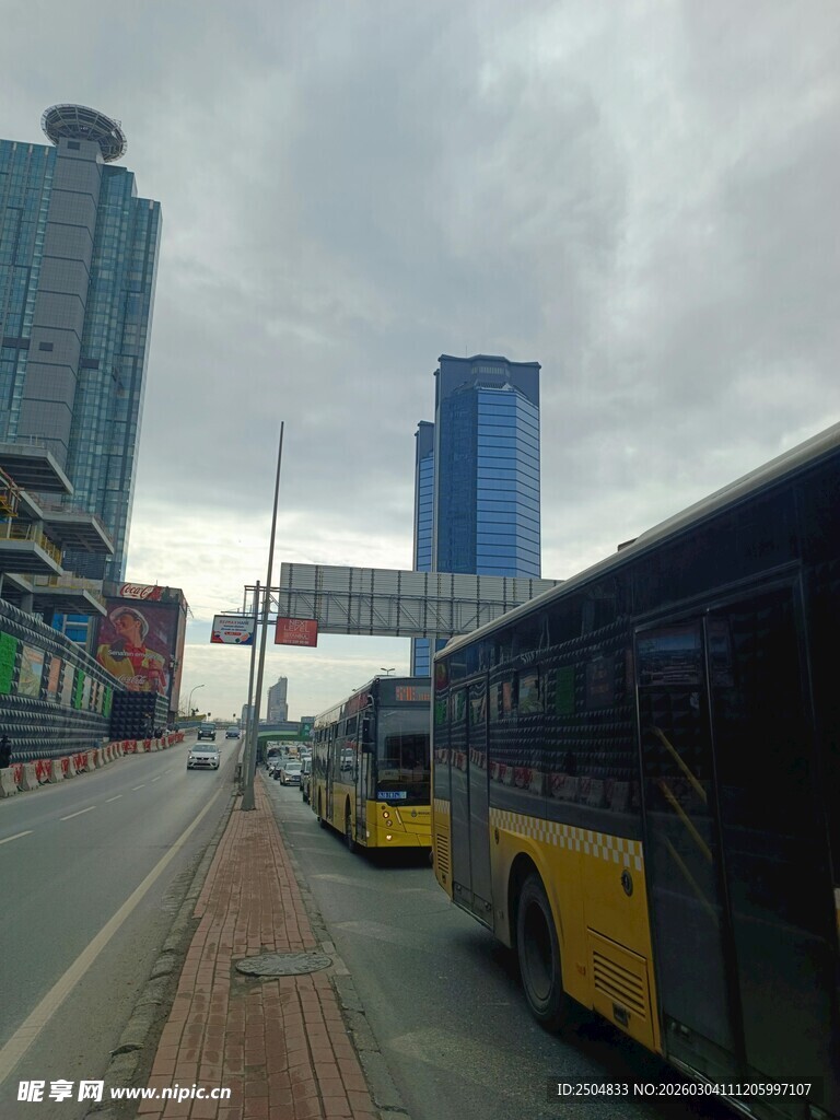 城市道路上的公交与高楼