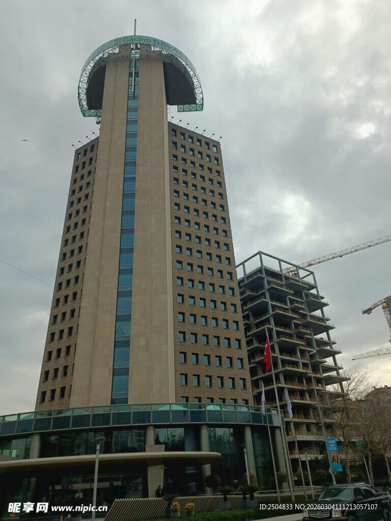 城市中高耸的现代化建筑