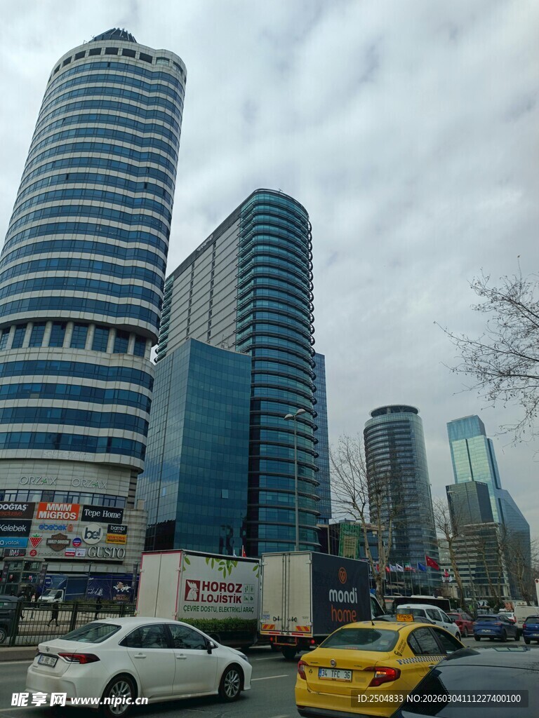 都市高楼旁的繁忙街道