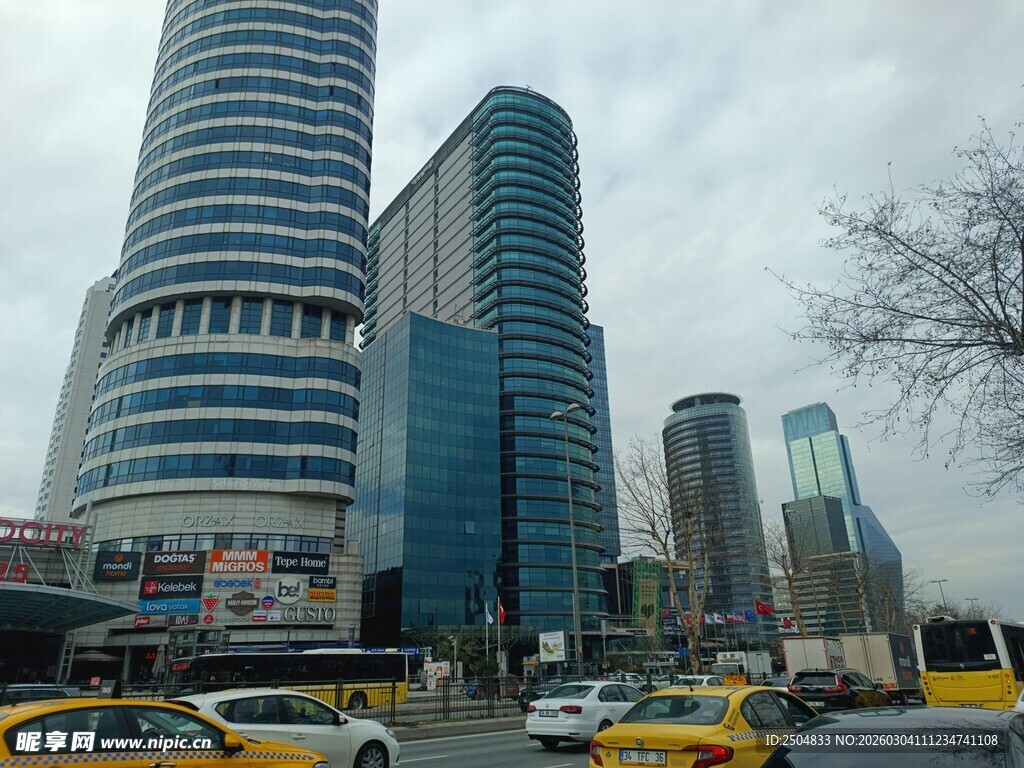 都市繁华街景中的摩天大楼