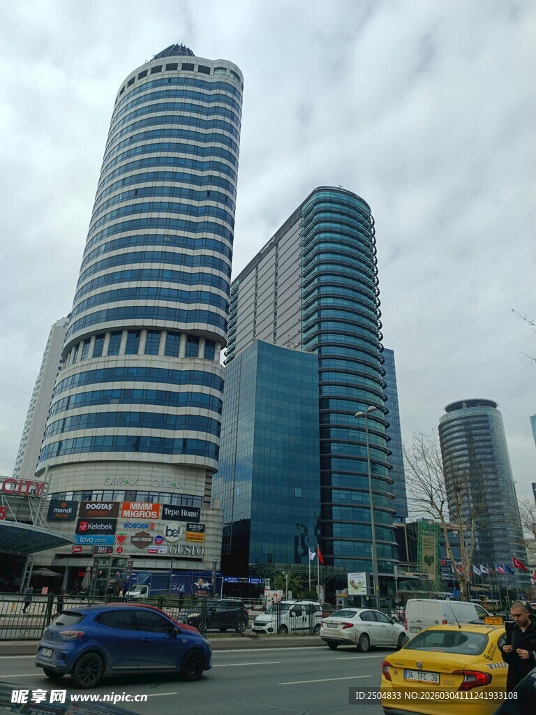 城市繁华路段的摩天大楼