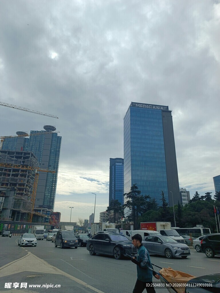 城市街道车流与高楼景象