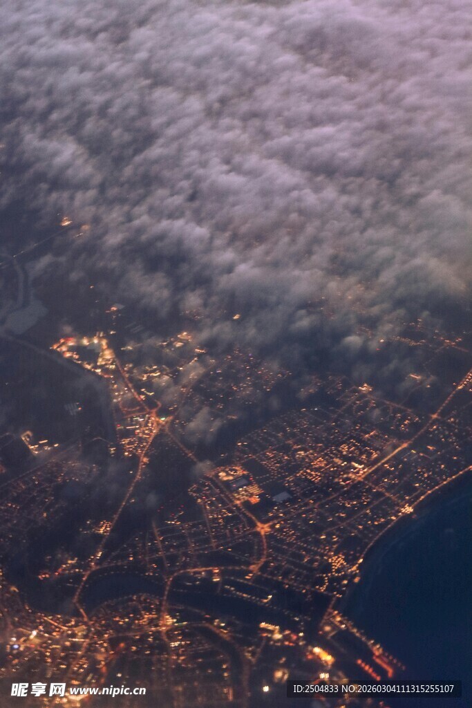 高空俯瞰城市璀璨夜景