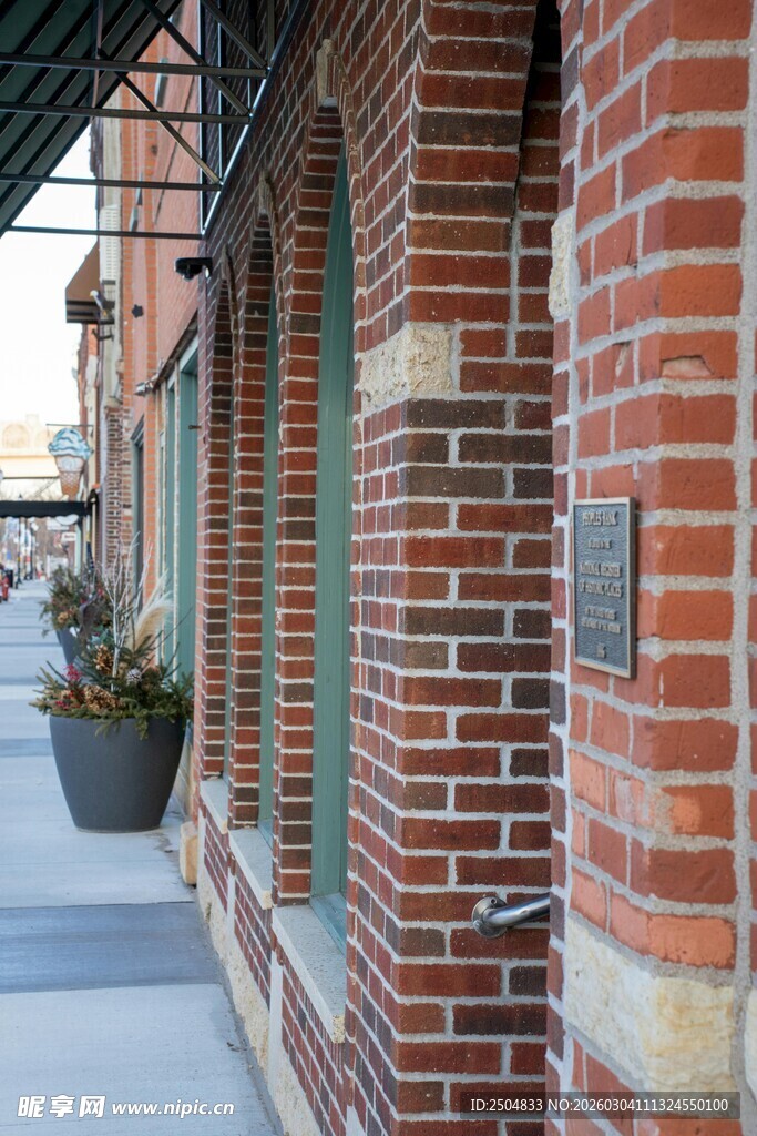 红砖建筑外的绿植窗台