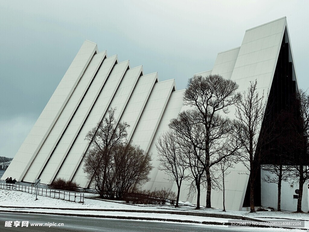 冬日雪景中的现代风格建筑
