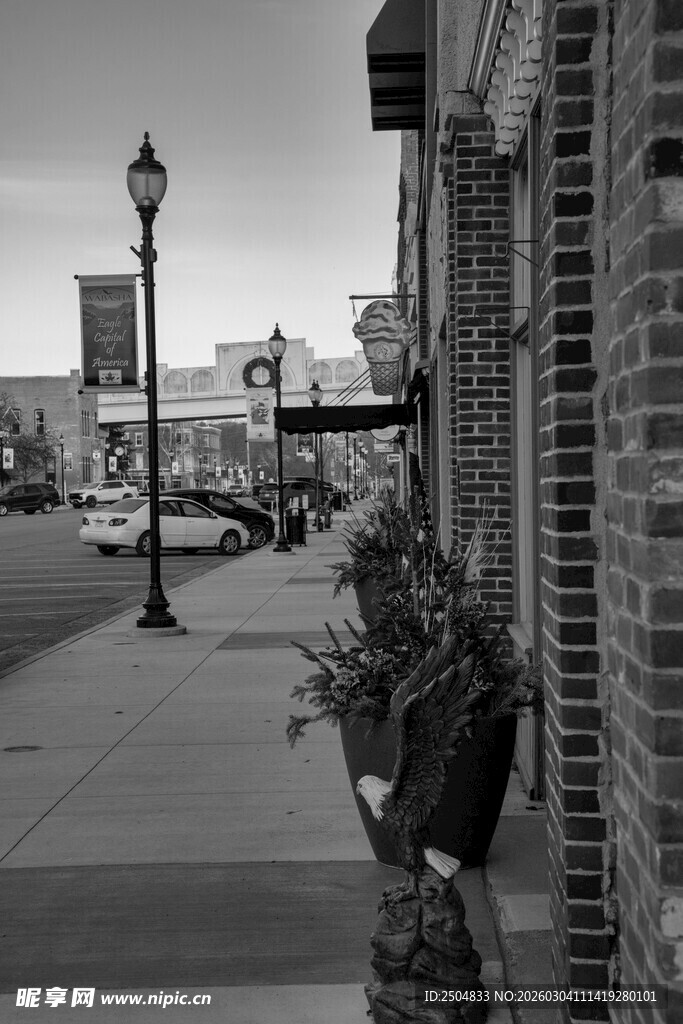 复古街道旁的建筑与路灯