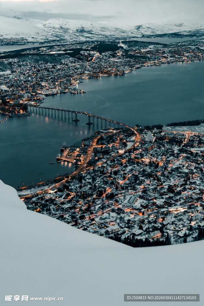 俯瞰雪中城市与水域景观