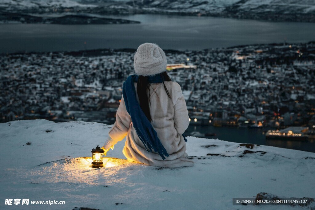 雪地中独坐的孤独身影