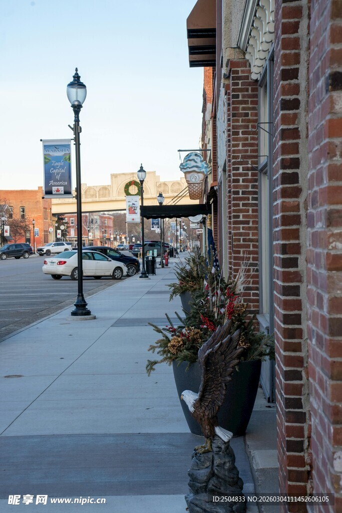 街道旁的砖墙与绿植景观