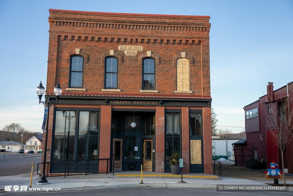 复古红砖两层临街商铺