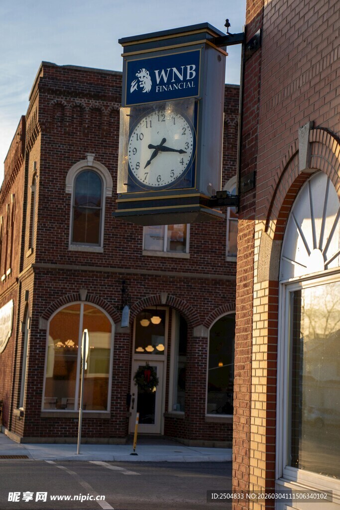 复古街道上的时钟店铺