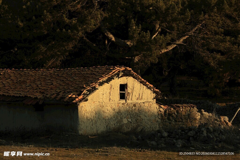 黄昏下的古朴小屋