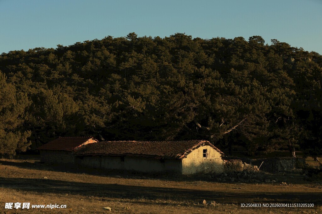 黄昏下的乡村小屋