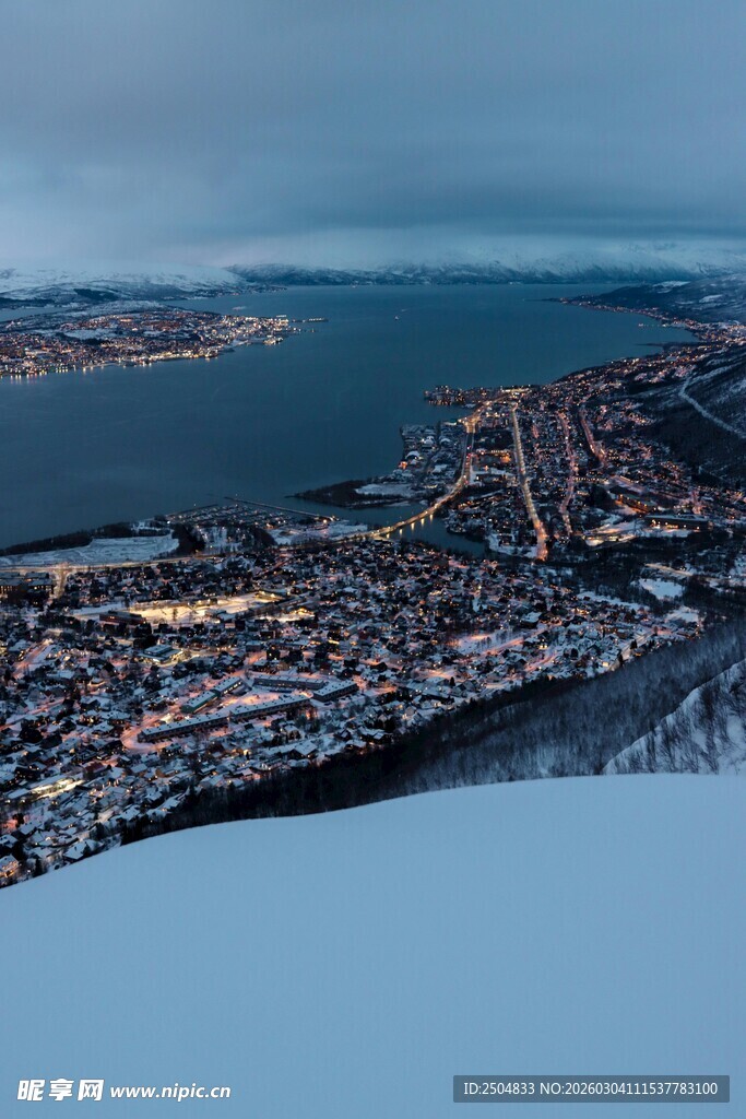 俯瞰雪覆城市与辽阔水域