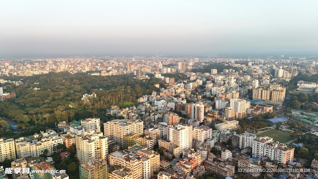 城市鸟瞰 高楼与绿地交织
