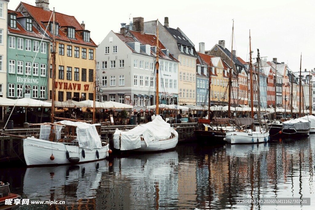 哥本哈根彩色建筑旁的船只