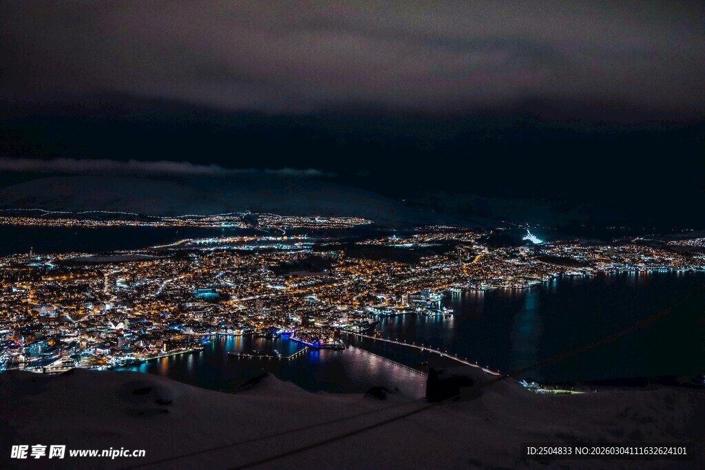 城市夜景俯瞰美丽海岸线