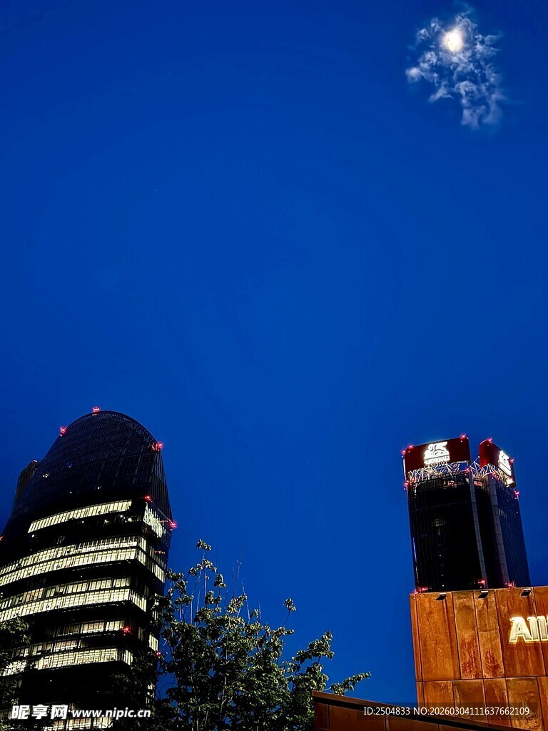 城市夜空烟花与高楼景象