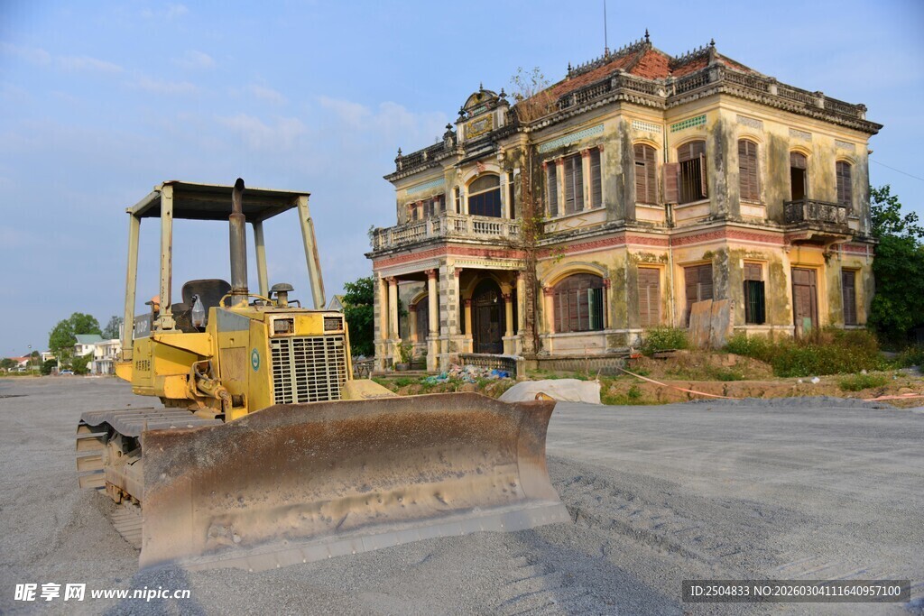 推土机前的古老欧式建筑