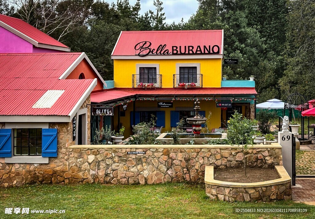 彩色小屋旁的惬意景致