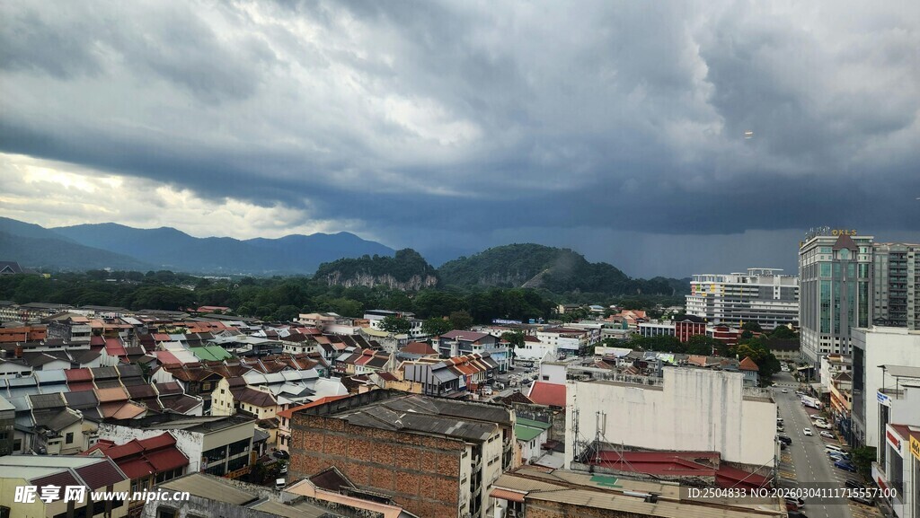 城市上空的厚重云层
