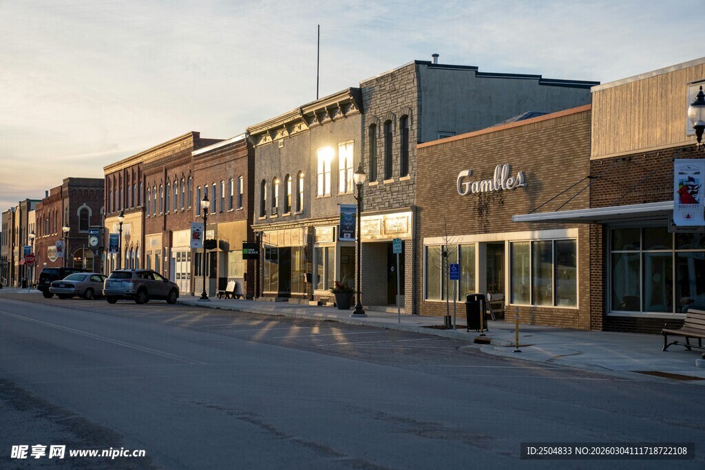 黄昏下的小镇街道建筑