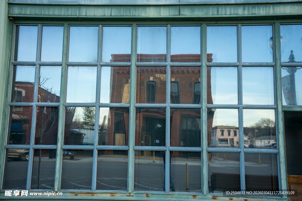 透过玻璃窗看街景