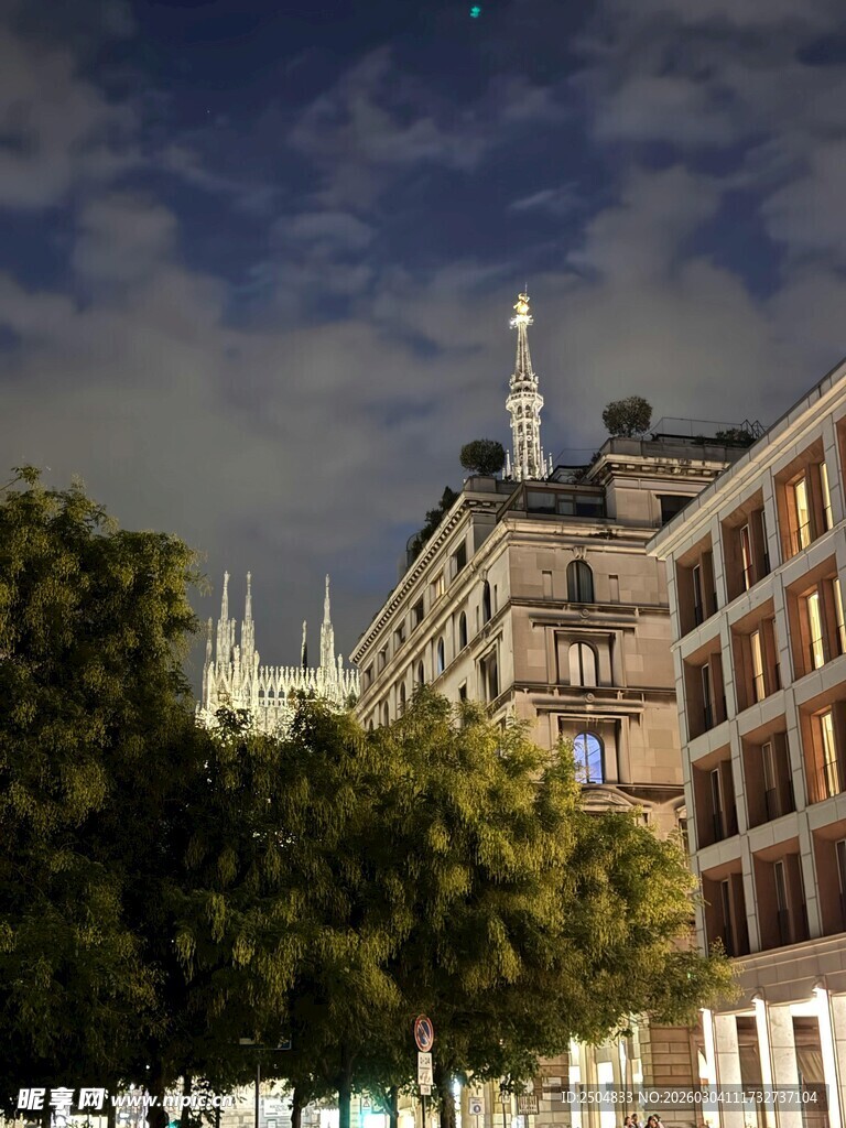 城市夜景中的古建筑与绿树