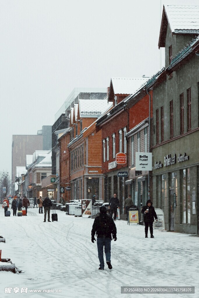 雪后街道行人漫步景象