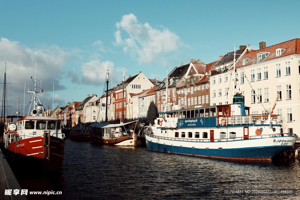 河畔多彩船只与欧式建筑