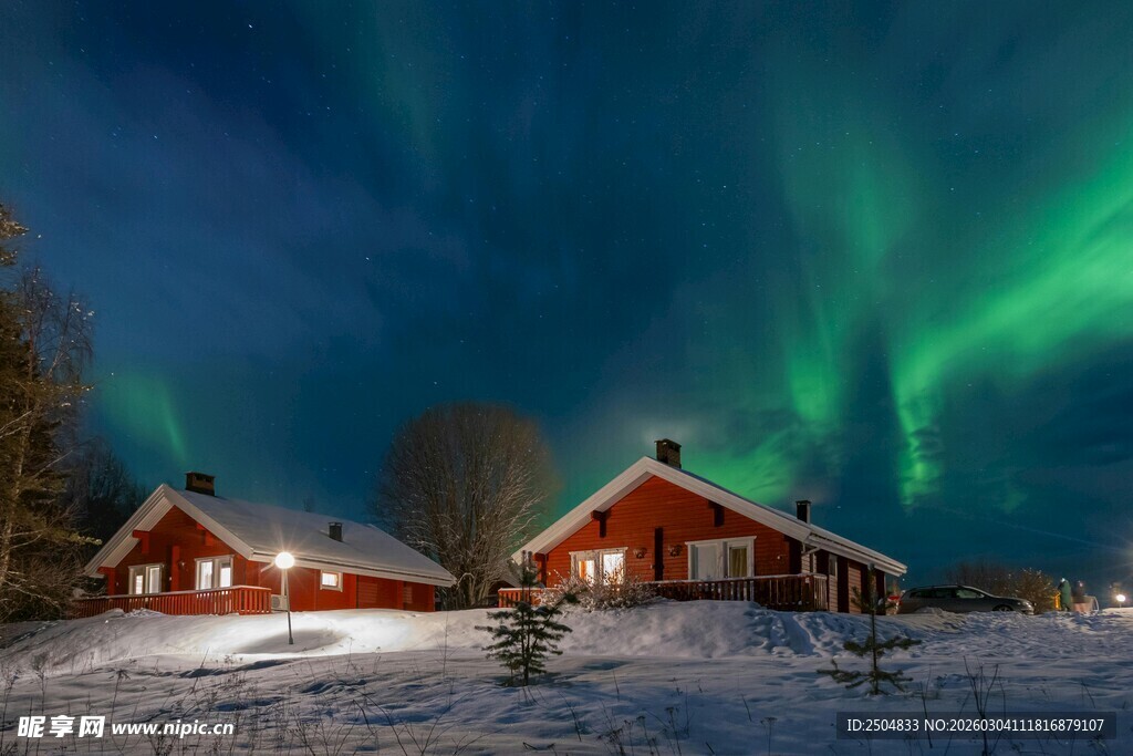 雪夜中的极光小屋