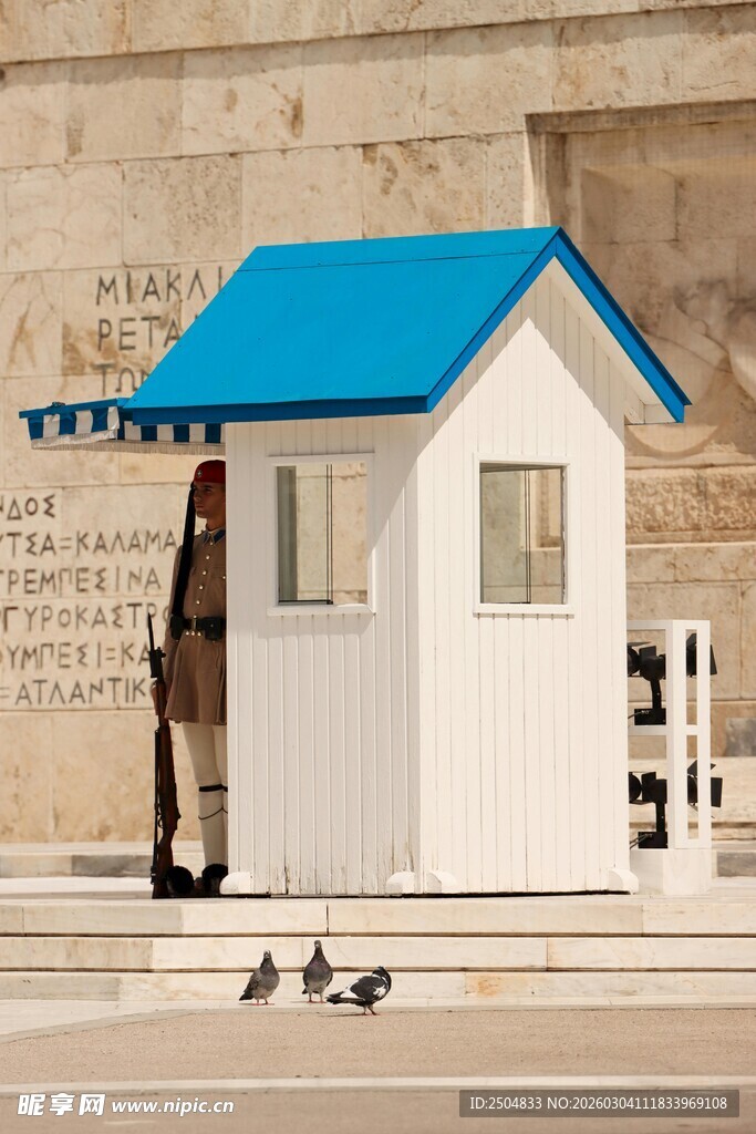 蓝顶岗亭前的执勤卫兵