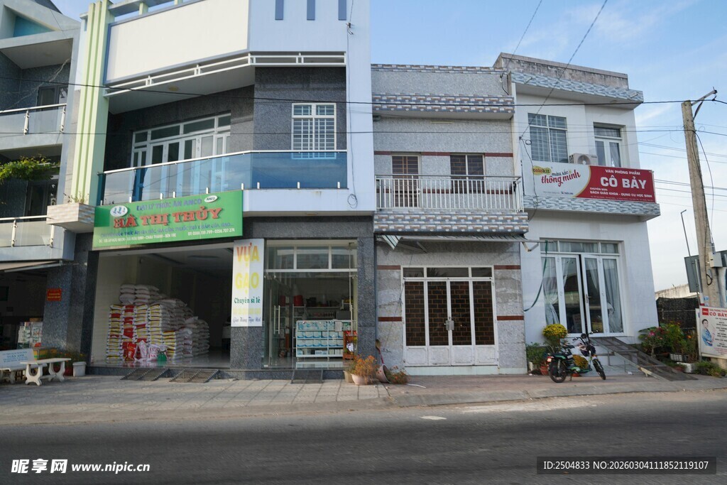 街边多层商铺建筑外观